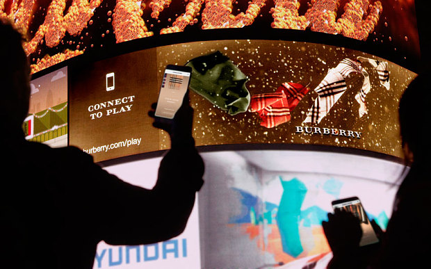 Burberry to wrap up Piccadilly Circus with 3D scarf campaign - UniLED  Solutions